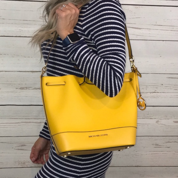 LAST ONE! Michael Kors Trista Bucket Bag Messenger - Picture 2 of 9